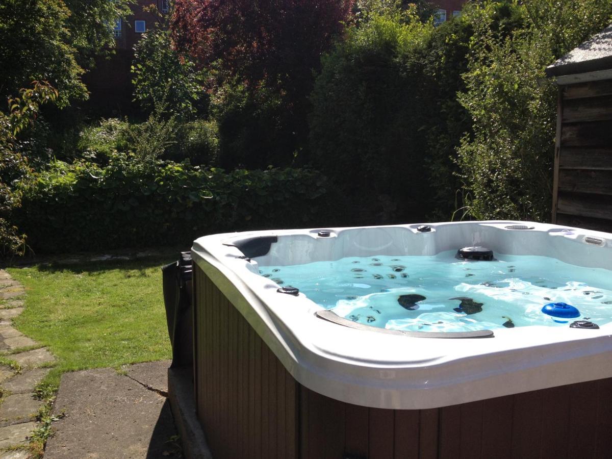 Large 5 Bed House In Scarborough Near The Beach, Large Garden & Hot Tub Zewnętrze zdjęcie