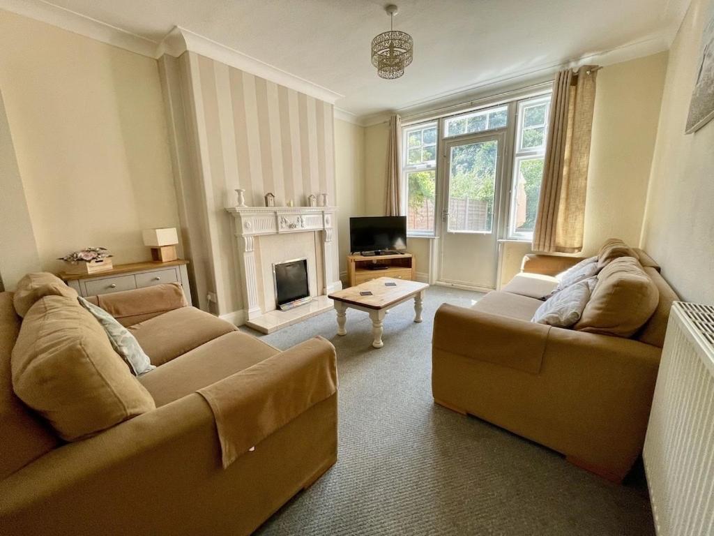 Large 5 Bed House In Scarborough Near The Beach, Large Garden & Hot Tub Zewnętrze zdjęcie