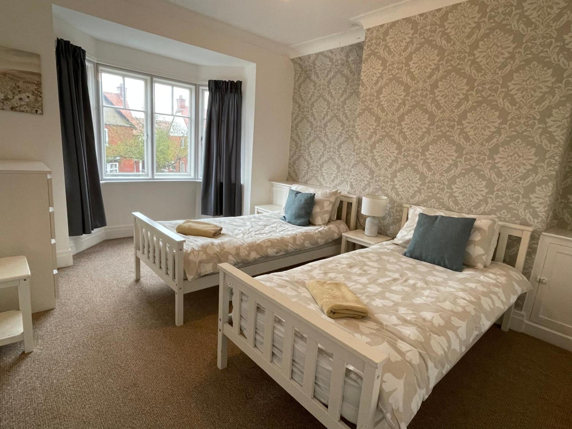 Large 5 Bed House In Scarborough Near The Beach, Large Garden & Hot Tub Zewnętrze zdjęcie